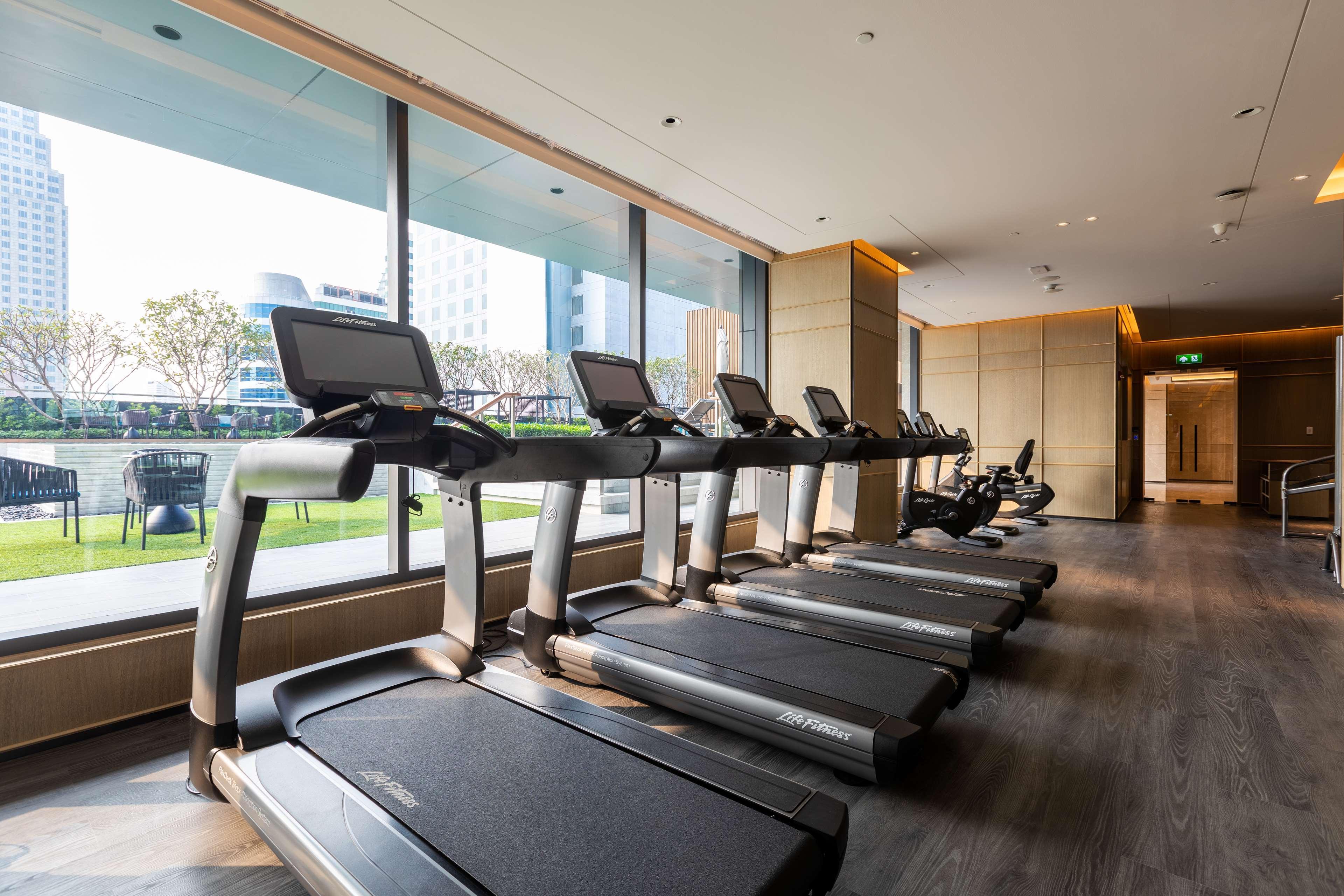 Carlton Hotel Bangkok Sukhumvit Luaran gambar A row of treadmills