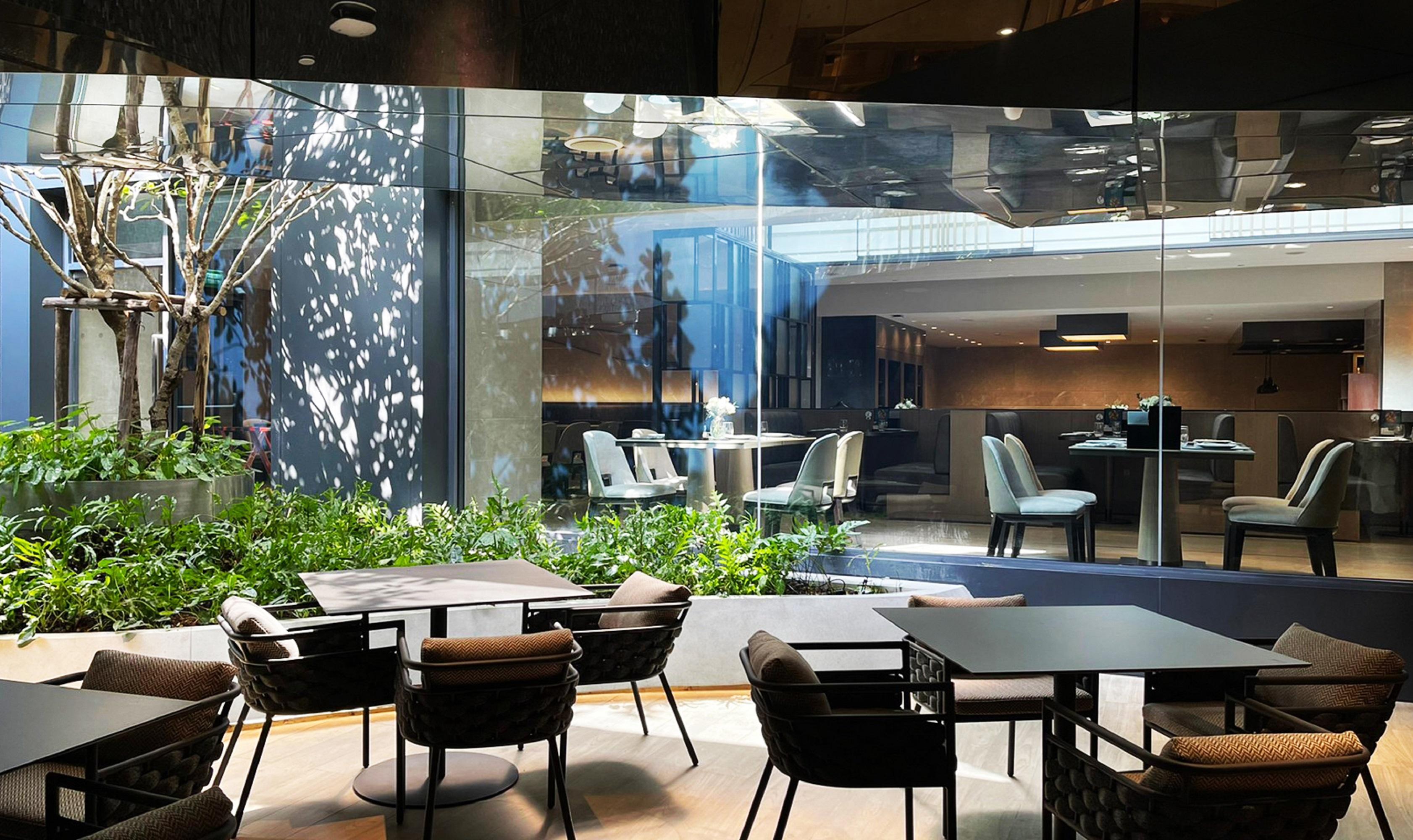 Carlton Hotel Bangkok Sukhumvit Luaran gambar The interior of the lounge
